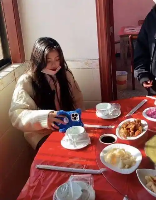 杨超越回老家吃酒席,成功和农村亲戚融为一体,装扮无比接地气_父亲