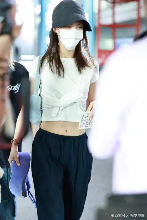 酷劲十足!金晨露脐装工装裤,帅气登场!
