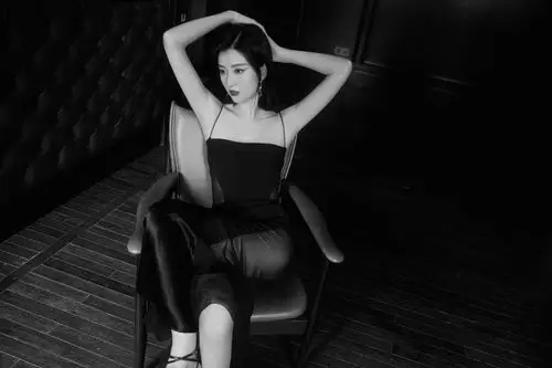 乔欣穿黑色吊带透视裙亮相秀骨感肩部长腿吸睛