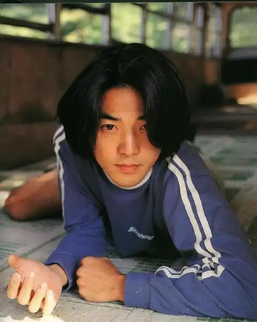 "退休"久居日本,状态越来越差,55岁的郑伊健背后资产可不简单