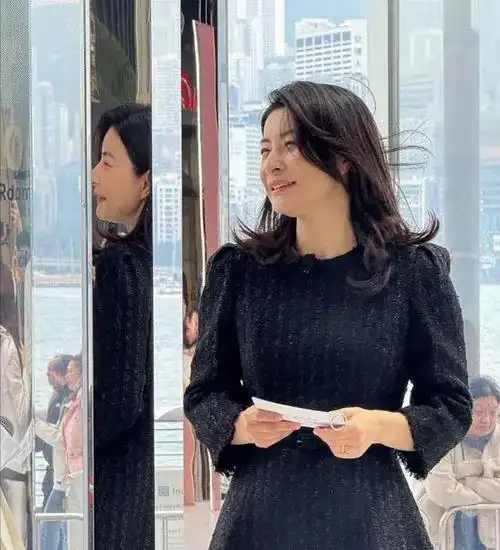 说土气的郭晶晶近照一袭黑裙很惊艳难怪被夸富贵相