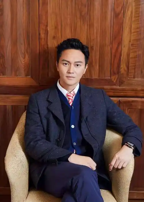 张智霖在香港被偶遇,脖子暴起青筋衣服皱巴巴,紧贴美女没边界感_休闲