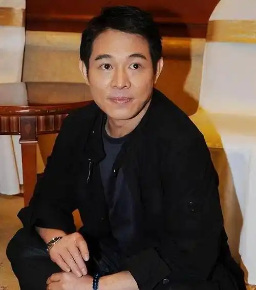 李连杰近照:扎小辫,满脸黑色老年斑,和利智跪坐念经引热议_变化_外表