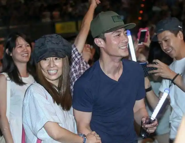 47岁林心如小腹隆起惹争议与谢娜相差5岁差距却很大被嘲像母女