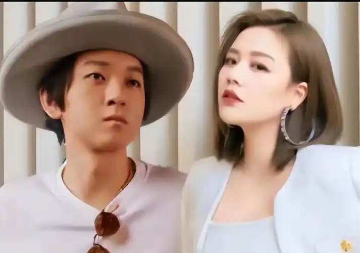 男友张哲轩无名指戴戒指,难道和马思纯隐婚了?