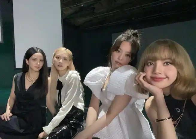 lisa晒blackpink合照庆出道五周年