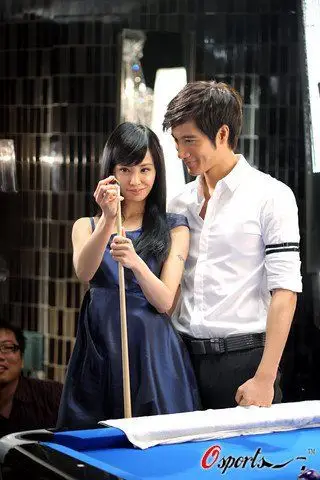 [组图]蔡依林王力宏拍广告 桌球台零距离亲近