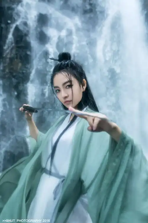 持剑古风美女瀑布气质写真