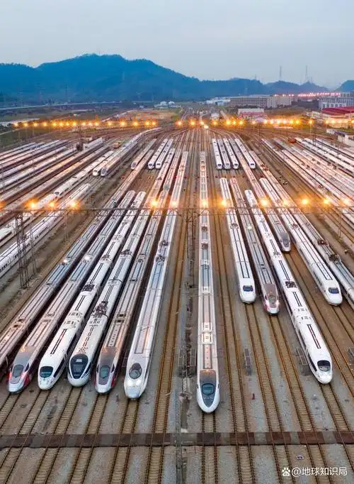 从2012年的9356公里,到2021年的4万多公里,我国的高铁营业里程在此