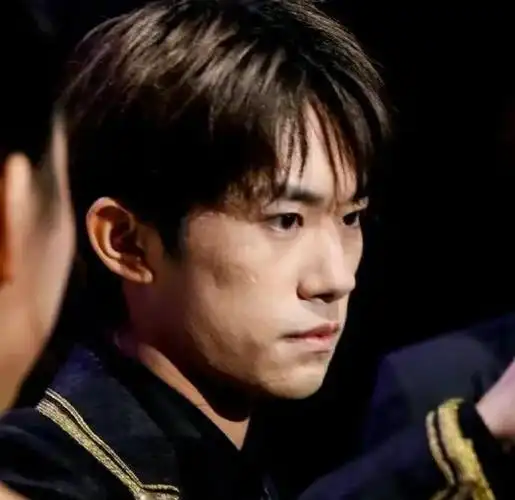 不过,易烊千玺的皮肤状况并不理想,这一缺陷相当显眼.