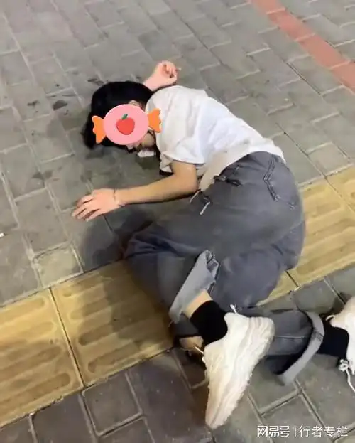 女孩喝醉横卧街头,边呕吐边哭,知情者:男友投向了别人的怀抱|爱情