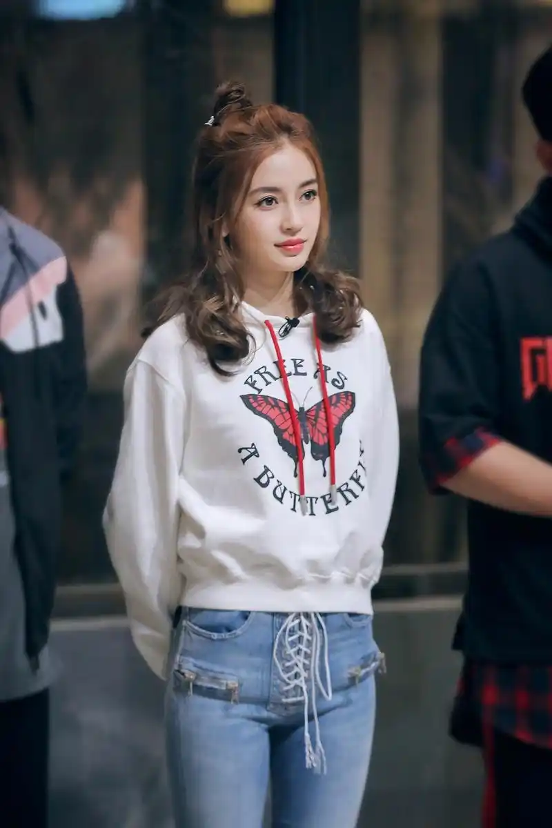 组图angelababy卫衣牛仔裤清新可爱半丸子头妆容精致笑容甜美