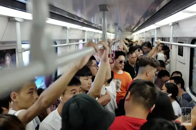 城市主题摄影赛# 《乘地铁的人们》(组照19幅)