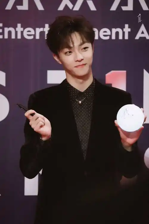 陈立农帅气亮相腾讯音乐娱乐盛典红毯 黑色丝绒西装优雅沉稳魅力满分