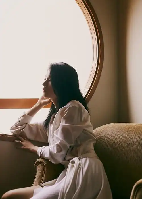 女艺人春夏成熟知性优雅时尚写真__凤凰网