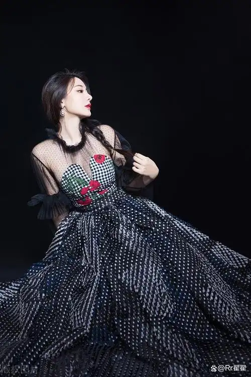 女明星黑色礼服:倪妮大胆,孙怡诱惑,柳岩让我迷失了