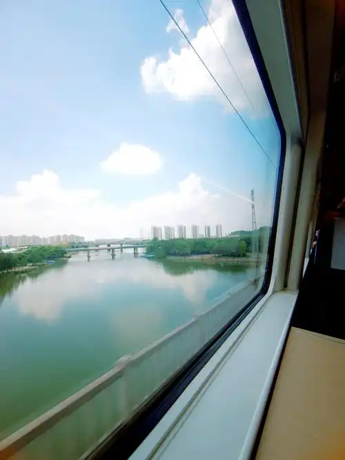 窗回广州高铁上拍的一个窗外河流