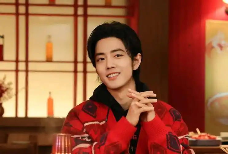 今年有的地方很冷,这个礼盒设计也很好,红色的底色是肖战的应援色