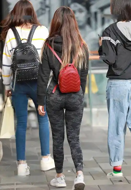 原创超短小披肩搭配灰黑色紧身裤低调又时尚的运动风穿搭