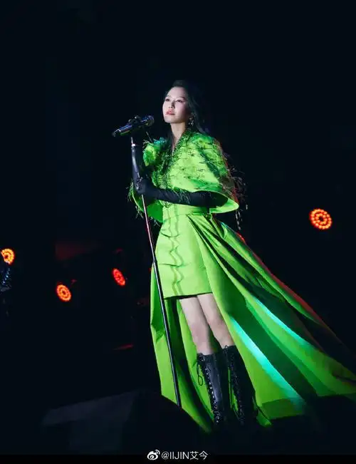 款#歌手#谭维维#在天津音乐会上一身绿色服饰搭配#iijin艾今#骑士长靴