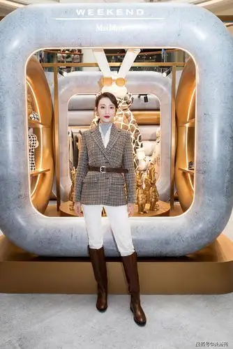 王鸥演绎秋冬都市穿搭,西装叠加衬衫高领衫,配大衣骑士靴超帅气