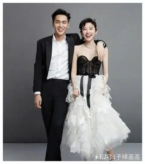 李沁与唐艺昕聚餐吃火锅,张若昀帮拍照,糖糖穿露脐装少女感爆棚