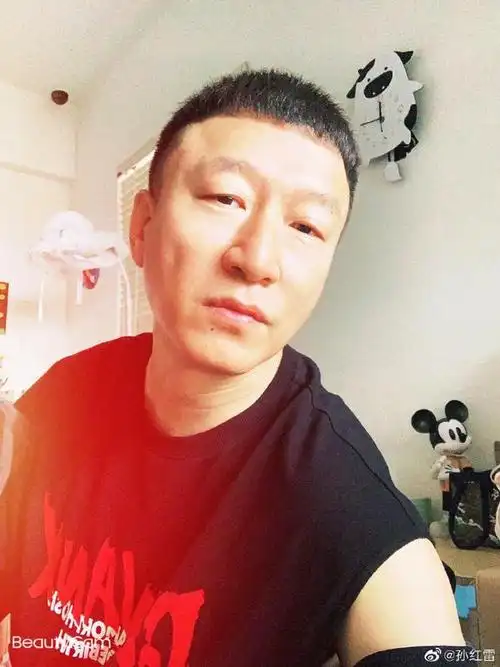 孙红雷6969   7月9日,孙红雷在微博分享一张家中自拍近照,并发文