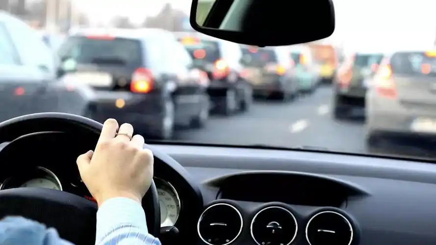 刚拿驾照的新手,开车上路要注意这几点,避免成为马路杀手