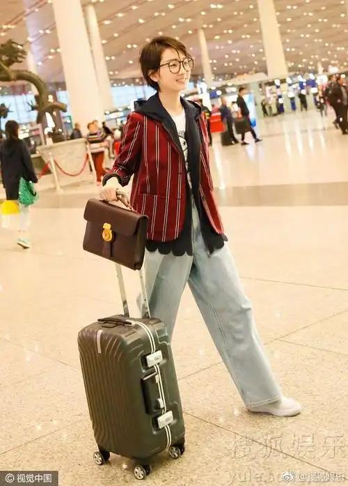 周冬雨机场街拍西装搭配阔腿裤,她帅起来,会帅死人的