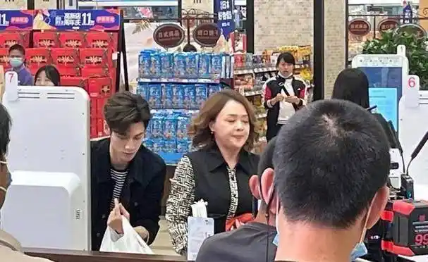 罗云熙拍戏被偶遇,提东西很费力,拍摄者评价其:不到100斤_网友_身高