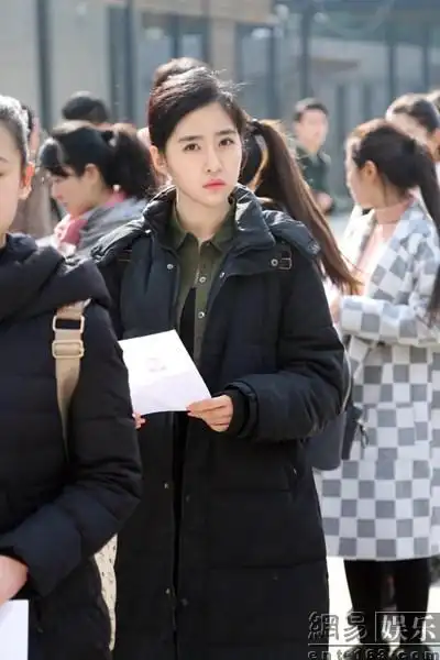 上戏艺考开考赵嘉敏现身 考生被呼"小周冬雨"