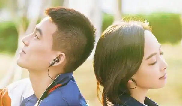 不是有娱记在直播时说宋茜和欧豪疑似谈上了,而且两人疑似还搞地下恋