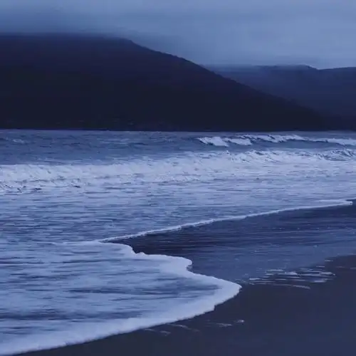 蓝色朋友圈背景图  清冷/海岸/葡萄/黑胶/冰块/阴天  #高清壁纸##高级