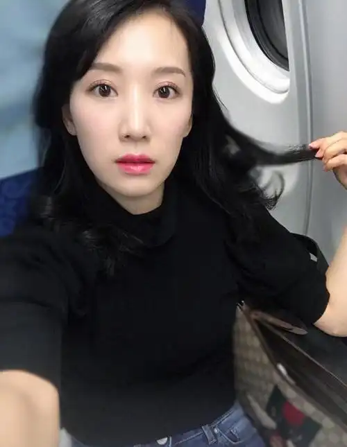 李念晒素颜自拍肤白貌美气质佳 热情与网友互动