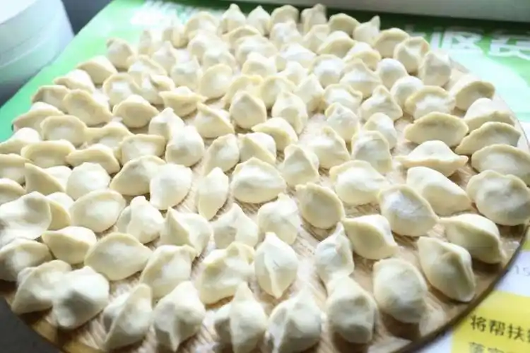 石楼罗村镇沙窑村:爱心饺子宴 情暖老人心