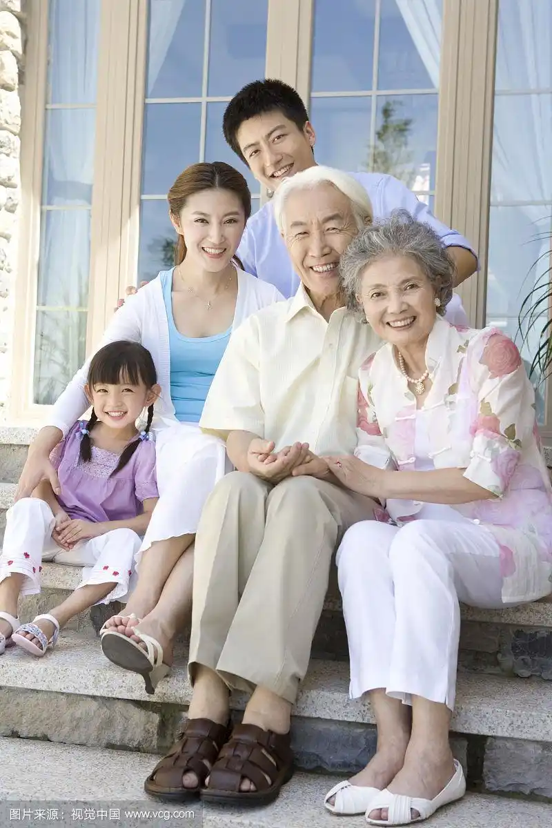 三代同堂在别墅门前合影