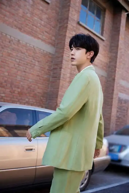 领航mv释出郭俊辰一身绿色西装造型清新风帅气少年