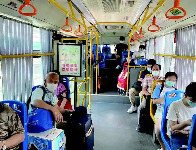 上海一些空调公交车内温度竟超37℃,乘客说"热死了"》的报道,引起了各