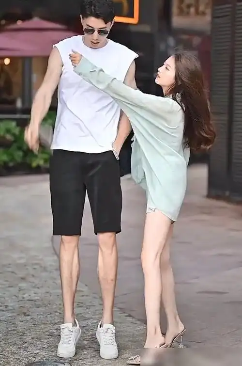 最萌身高差女孩为增高把冰棒当高跟鞋跟看着真害怕融化