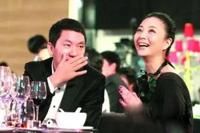 殷桃与"富豪老公"出席慈善活动