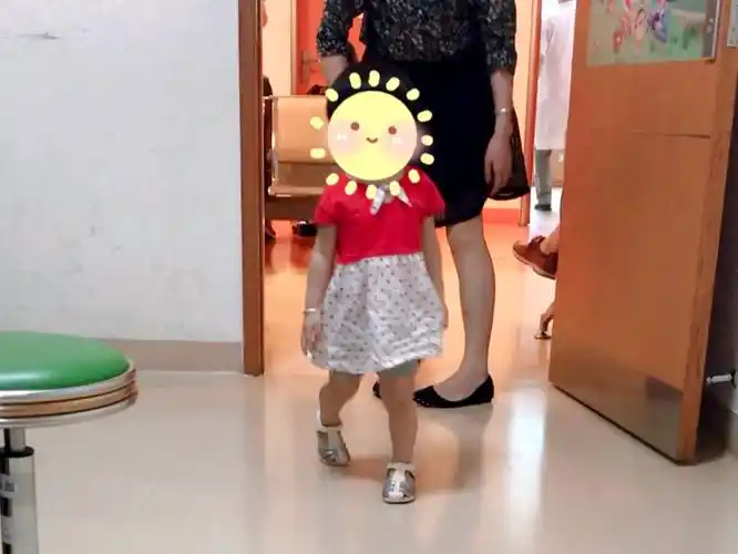 孩子走路老被自己绊倒,内八字,儿童骨科医生告诉你:怎么回事?_治疗