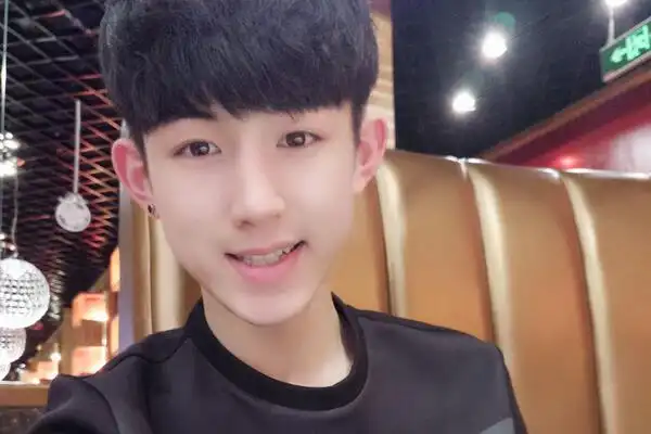 郭俊辰国民校草图片