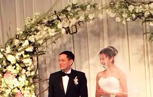 孙菲菲大婚嫁it高管 甜蜜为新郎喂食(图)