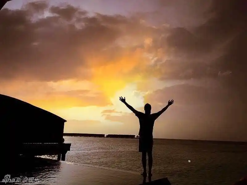 要一张背对大海,张开双臂的高清图片