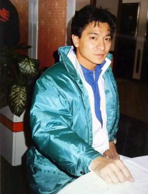 曾经年少爱追梦,一心只想往前飞的刘德华,珍贵旧照回顾