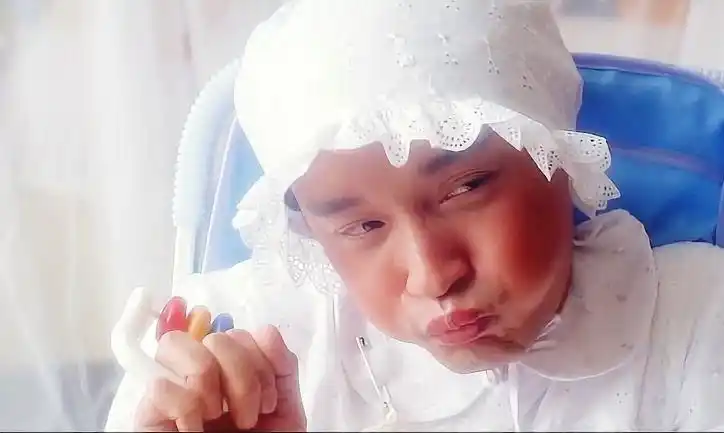 张国荣脑洞真大,父母结婚纪念日,张国荣扮成宝宝哄父母开心!