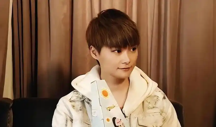 回顾李宇春以中性造型出名后男婚女嫁成了父母的心病