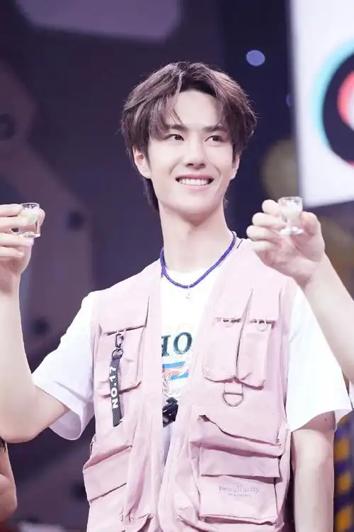 第一见王一博笑成typec##王一博合照笑的好开心##王一博