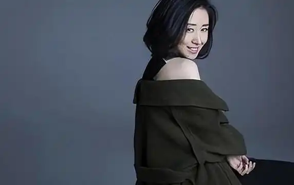 刘敏涛太酷了,穿素衣剃光头上节目,完全不在乎他人视线