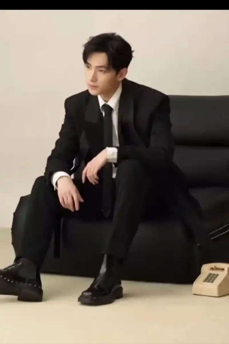 他穿着西装平底皮鞋来反击了,杨洋这次的广告大片特意给了鞋子特写